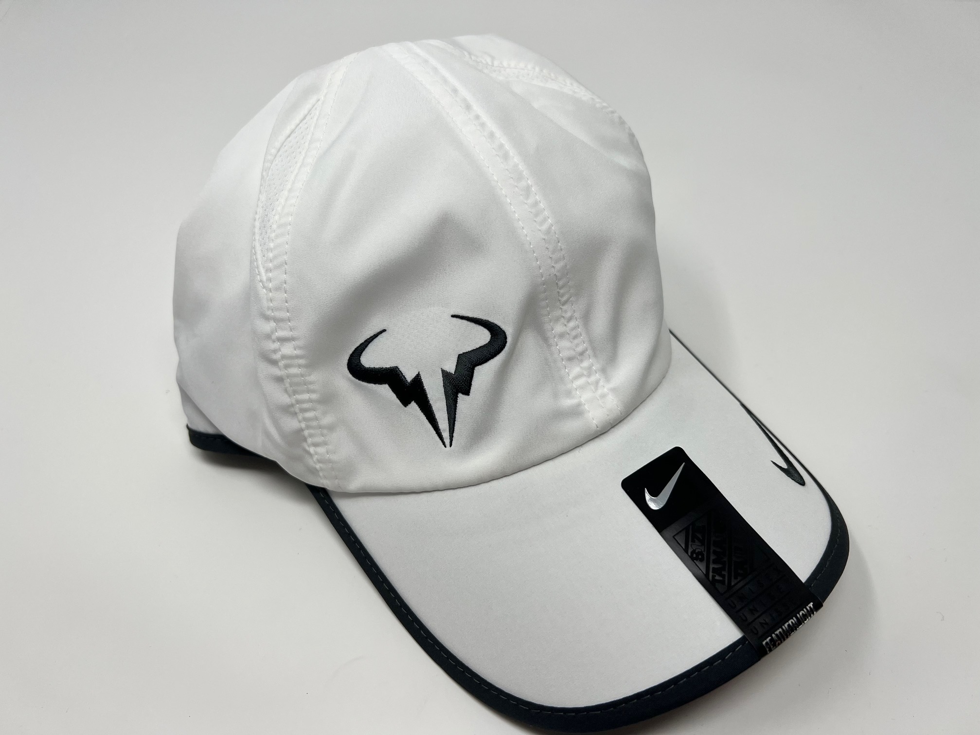 NIKE 2011 Adult Rafa Nadal Bull FEATHERLIGHT Tennis Cap Hat White Anthracite 398224 106 VALLEYSPORTING